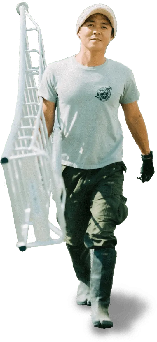 脚立を運ぶ社長