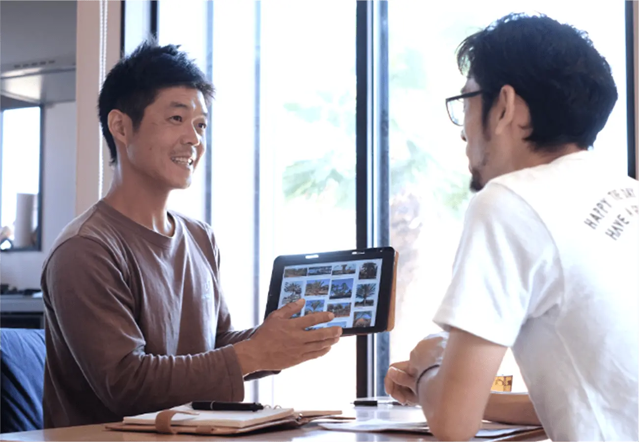 要望を相談、打ち合わせ中の男性