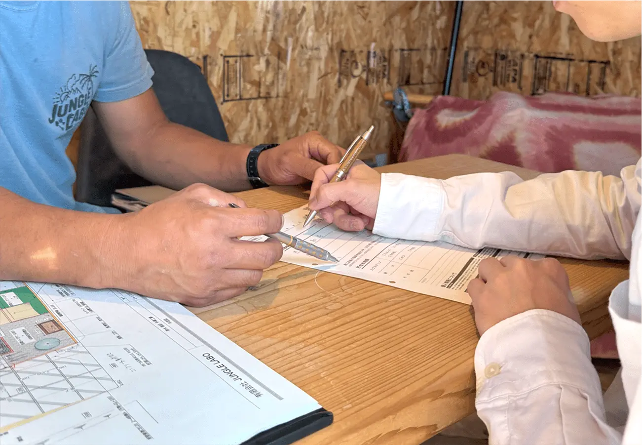 契約書に署名を書いている顧客