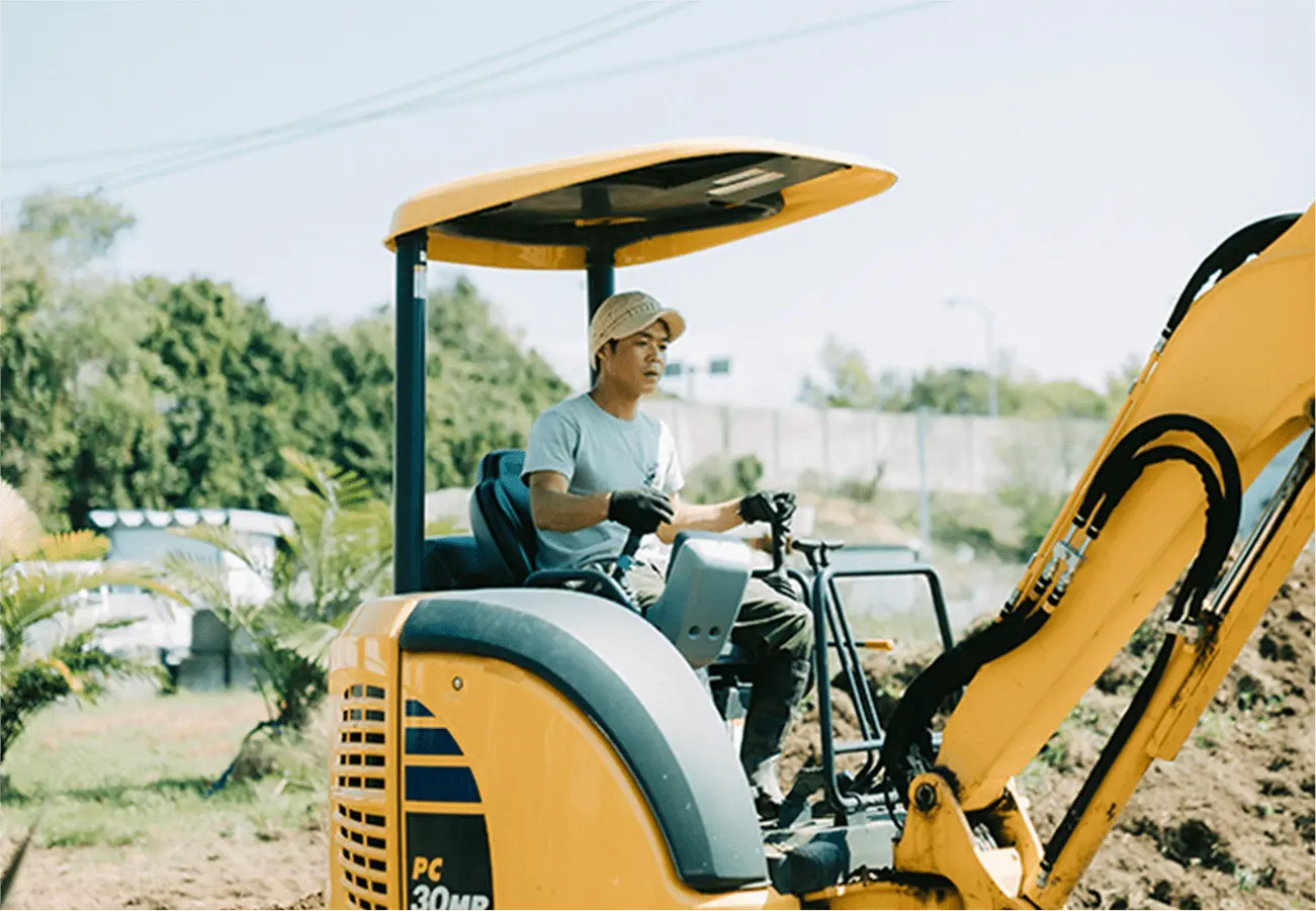 重機を運転する男性
